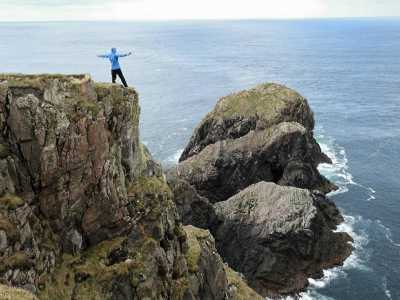 �Sono quattro anni che viaggio con lo zaino in spalla lungo tutto il pianeta�, rammenta il 30enne vagabondo Robin Targon, qui fotografato sulla punta delle Highlands scozzesi